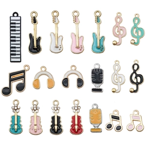 Set van 20 kleurrijke emaille muziekbedels inclusief gitaar piano en muzieknoot motieven