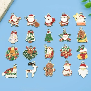Vue détaillée de 20 breloques de Noël assorties en émail pour la création de bijoux DIY
