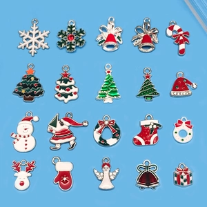 Vista detallada de 20 colgantes navideños de esmalte con pequeños brillantes para bisutería