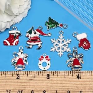 Colgantes navideños de esmalte con muñeco de nieve y árbol en fondo azul