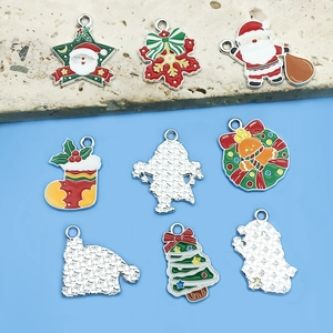 Colección de dijes navideños esmaltados con Papá Noel y copos para joyería artesanal