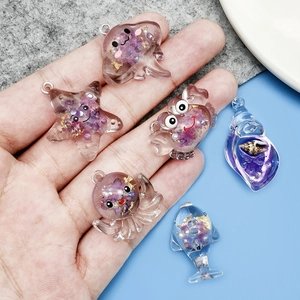 Pendentifs océan en résine violette lumineuse avec méduse et dauphin et feuille d'or