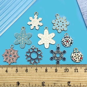 Detailansicht verschiedener Schneeflocken-Anhänger aus Legierung für DIY-Schmucksets