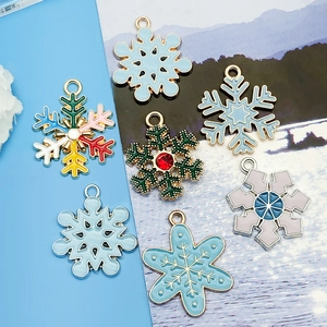 Sortierte Weihnachts-Schneeflocken-Anhänger aus Legierung mit Emaille für DIY-Schmuck