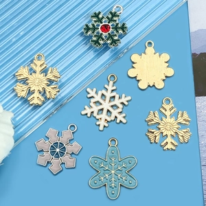 Set aus 20 Schneeflocken-Anhängern aus Legierung mit Emaille für DIY Schmuckherstellung