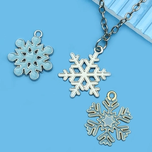 Detail von DIY Schneeflocken-Anhängern aus Emaille und Silberlegierung für Armbänder