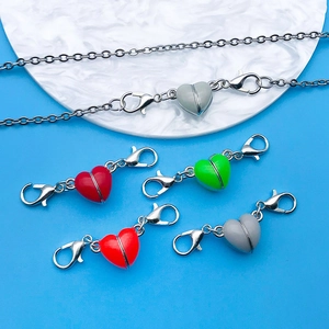 Dettaglio di fermagli magnetici a forma di cuore con moschettoni per collane colorate