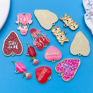 DIY-sieradenhangers met roze harten en luchtballonnen voor creatieve accessoires