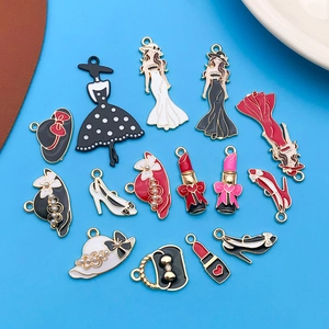 Set di ciondoli in smalto moda con tacchi alti e rossetto per creazione gioielli fai da te