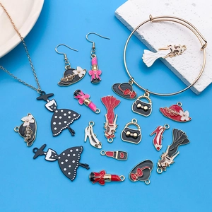 Set di ciondoli smaltati alla moda con cappello, rossetto e tacchi alti per gioielli DIY