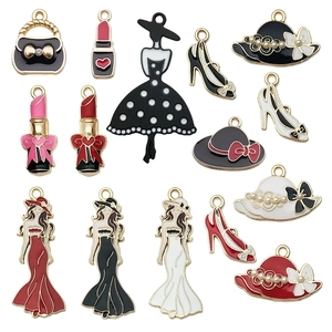 Set di 13 ciondoli in smalto con rossetto tacchi alti e figurine di modelli di moda