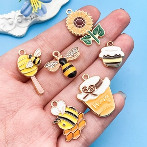 Set de seis dijes esmaltados de abejas y tarro de miel para creación de joyas DIY