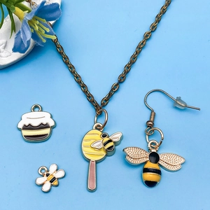Conjunto de joyas de abeja con colgantes de esmalte y collares dorados decorativos