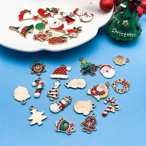 Mix van 50 kleurrijke kersthangers van legering met de kerstman, rendieren en sneeuwpoppen