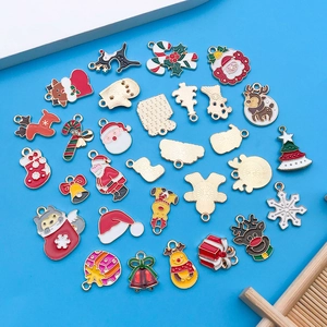 Surtido de dijes navideños de esmalte con Papá Noel y renos para la creación de joyas DIY