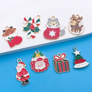 Detalle de dijes navideños esmaltados para joyería DIY con Papá Noel y renos