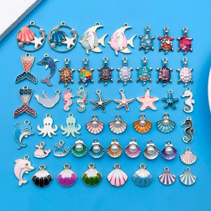 Vue à plat de breloques marines colorées en émail pour la création de bijoux DIY