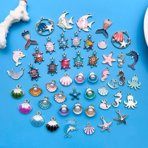 Pendentifs animaux marins colorés comme tortue et étoile de mer en émail et perles
