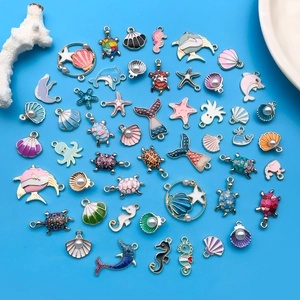 Vue à plat de breloques colorées en émail de créatures marines : tortues et hippocampes