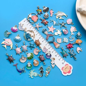 Lot de breloques marines en alliage coloré avec tortues et étoiles de mer et règle