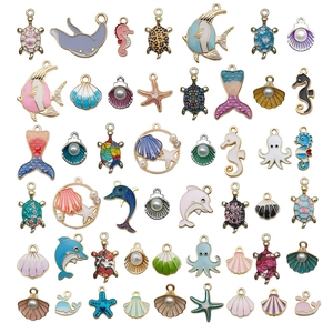 Ensemble de breloques marines colorées avec tortues et dauphins pour création de bijoux