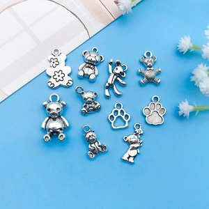 Colección de dijes de osito de aleación de zinc plateado antiguo para joyería DIY