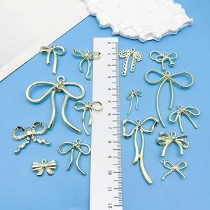 Vari ciondoli fiocco oro KC con righello per creazione gioielli fai-da-te e accessori
