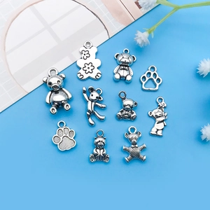 Detalle de dijes de osos en plata antigua y colgantes de huellas para joyería DIY