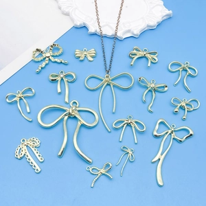 Assortimento dettagliato di ciondoli a fiocco dorati per bracciali e collane fai-da-te
