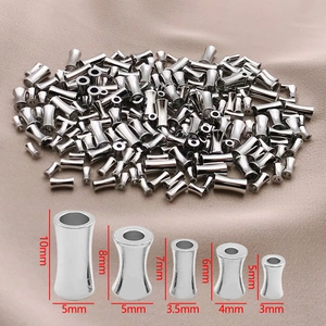 Makroansicht von fünf Größen silberner Zwischenperlen in Taillenform für DIY-Schmuck