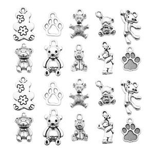 Surtido de dijes de oso y pata en plata antigua para la creación de joyería artesanal