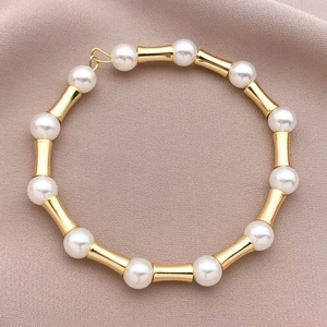 Detail von 18K vergoldeten Bambus-Abstandshaltern und Perlen an einem Perlenarmband