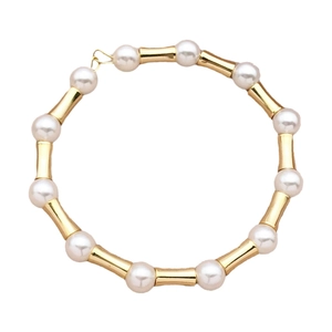 Bambusförmige 18K vergoldete Perlen und weiße Perle Ohrring in einem minimalistischen Design