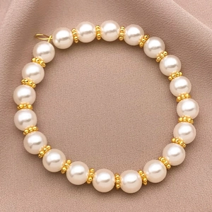 Bracciale classico con perle bianche e distanziatori a fiocco di neve placcati oro 18K