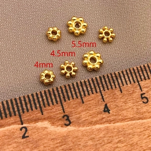 Confronto di perline distanziatrici a fiore placcate oro 18K in 4mm, 4,5mm e 5,5mm per DIY