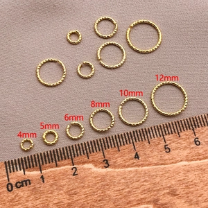 Detaillierter Vergleich von 18K vergoldeten Binderingen in 4mm bis 12mm auf einem Lineal