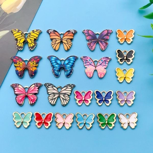 Détail de pendentifs papillons colorés en alliage pour création de bijoux DIY