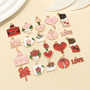 Primer plano de colgantes esmaltados románticos con rosas y chocolates para joyería DIY