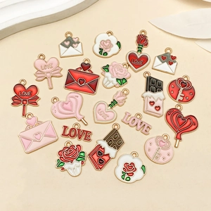 Set de dijes esmaltados rosa y rojo con corazones y rosas para joyería artesanal