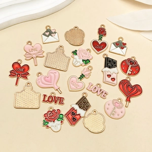 Selección de dijes de San Valentín que incluye corazones rosas y chocolate para joyería DIY