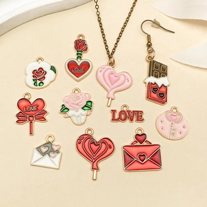 Set de dijes esmaltados rosa y rojo de corazón rosa chocolate con baño de oro