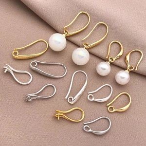 Ganci per orecchini fai-da-te placcati oro 18K con perle bianche e perni metallici