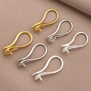 Dettaglio macro di monachelle per orecchini fai-da-te in oro 18K e argento con perno