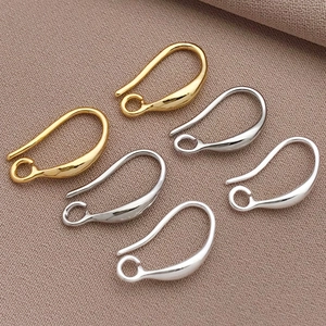 Dettaglio di ganci per orecchini a U placcati in oro 18K e argento per la creazione di gioielli