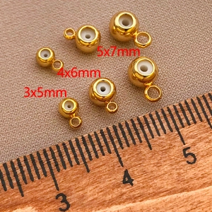 Macro detail van 18K vergulde verstelbare schuifkralen in drie maten voor sieraden maken