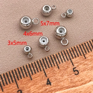 Drie maten zilveren DIY sieraden kralen met siliconen inserts en hangringen op roze basis