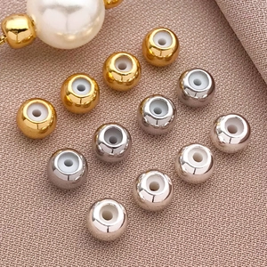 Vista macro di perle fermaglio placcate oro 18K con inserti in silicone per gioielli DIY