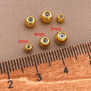 Dettaglio di perline distanziatrici placcate oro 18K da 3mm, 4mm e 5mm con righello