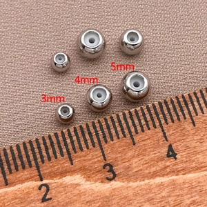 Dettaglio macro di perline scorrevoli in argento da 3mm a 5mm con anima in silicone per gioielli