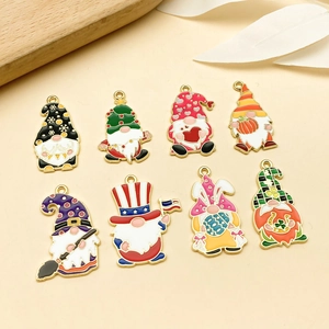 Set van 8 kleurrijke emaille kabouterhangers met diverse feestdagthema's voor DIY sieraden